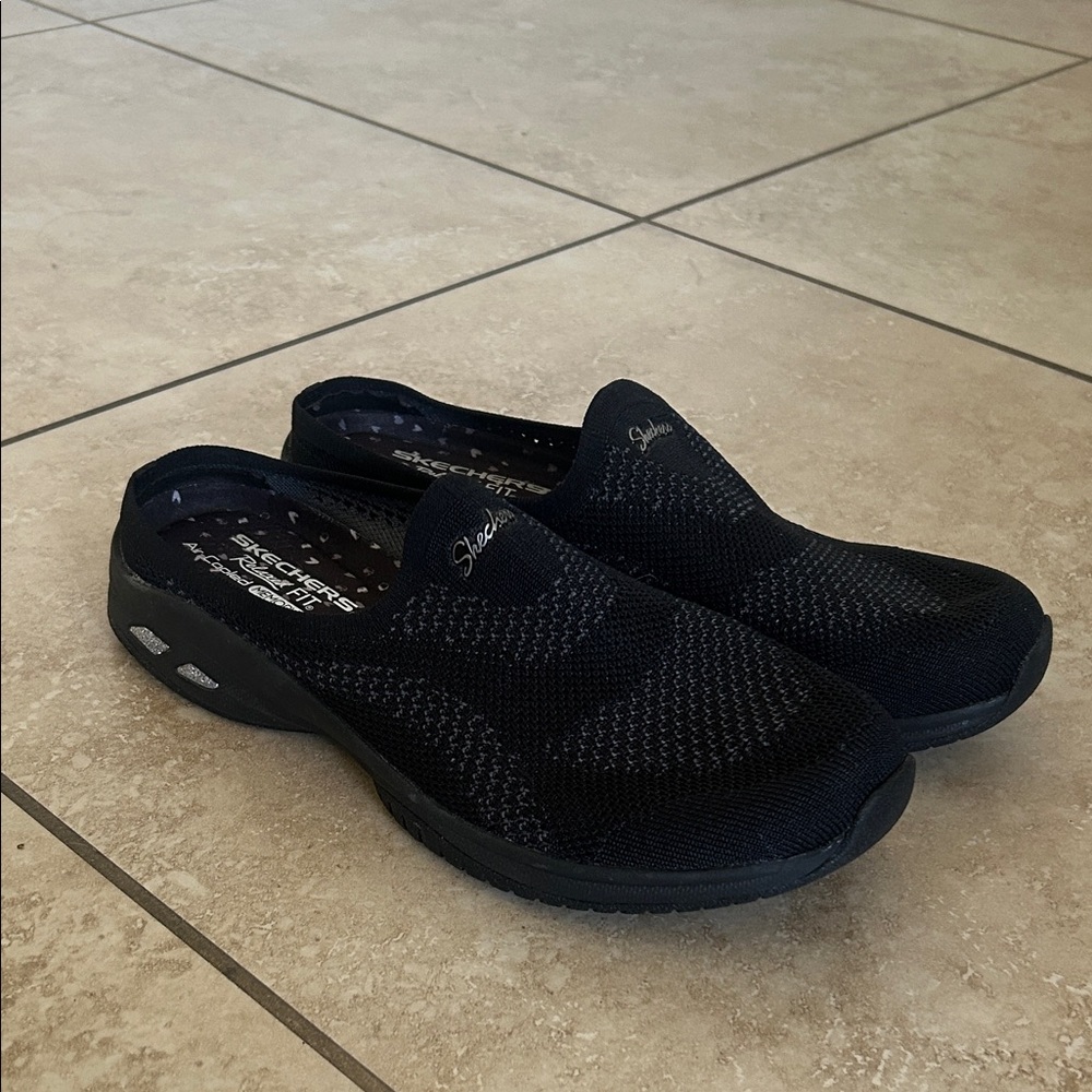 Women’s Skechers Black Slip-On Knit Walking Shoes Size 8.5